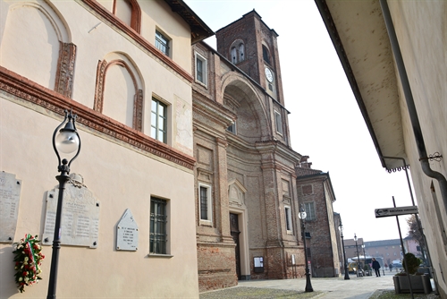 Lapide ai Caduti e chiesa di San Siro.